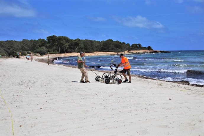 Técnicos en una playa de Mallorca con motivo de las labores de exhumación de fosas ligadas al desembarco de Bayo