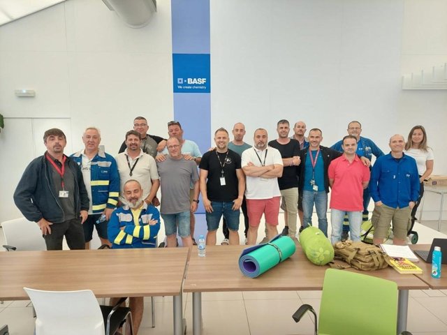 Alguns dels membres del comitè d'empresa de Basf que s'han tancat a la planta de Tarragona.