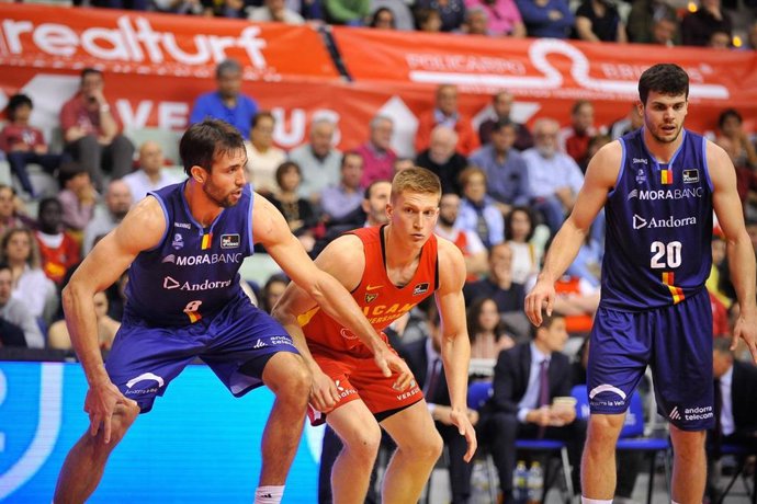 Archivo - Rinalds Malmanis, de UCAM Murcia, peleando por un rebote con Nacho Llovet y Dejan Todorovic, de MoraBanc Andorra