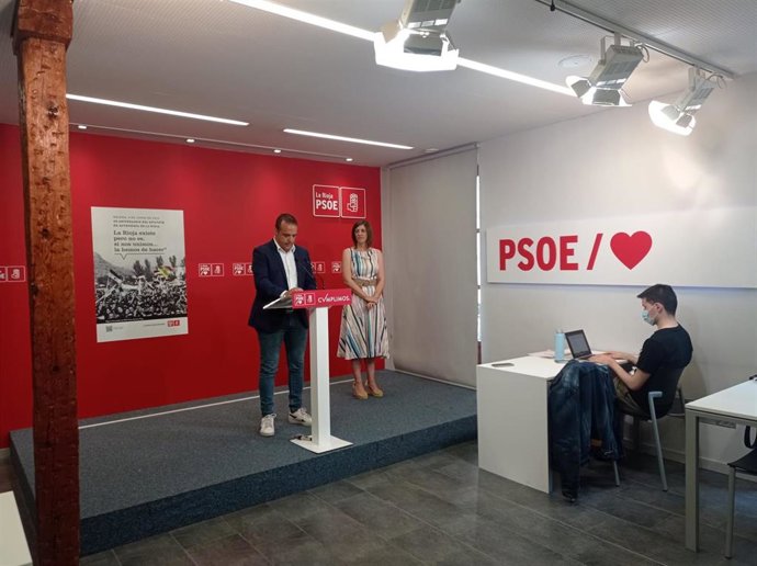 El alcalde de Nájera, Jonás Olarte, junto a la secretaria de Organización del PSOE de La Rioja, María Marrodán