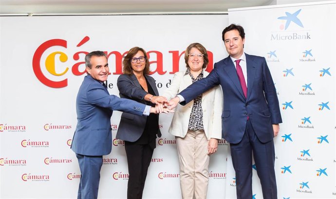 Firma del convenio entre MicroBank y la Cámara de España
