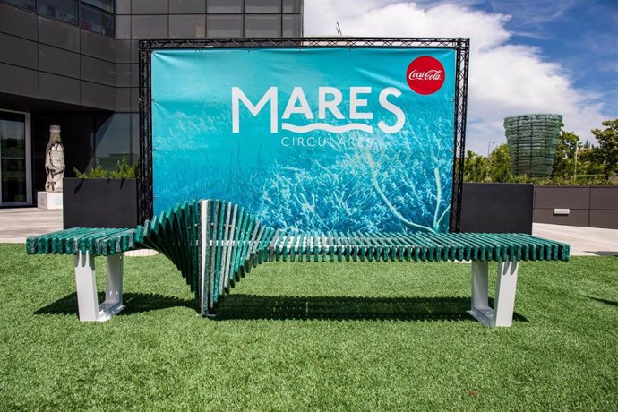 Mares Circulares instala en Madrid el primer banco realizado a partir de plástico recuperado de fondos marinos.  El proyecto de Coca-Cola de limpieza de costas da así un paso más en su apuesta por la innovación científica hacia la economía circular