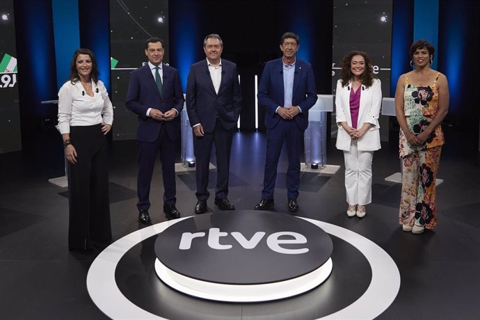 Imagen del lunes, 6 de junio, de la fotografia de grupo previo al debate en RTVE entre los candidatos a la Presidencia de la Junta de Andalucía.