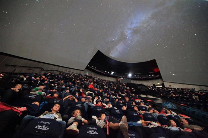 Más de 5.000 estudiantes han asistido a los planetarios 'El universo en tu aula' del Hemisfric este curso