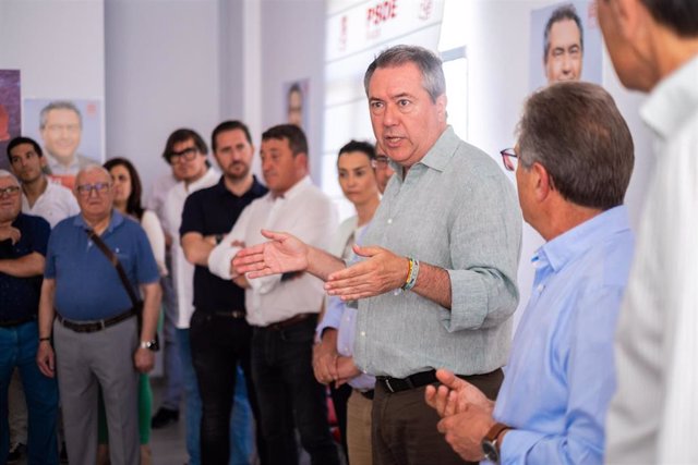 El candidato del PSOE-A a la Presidencia de la Junta, Juan Espadas, en un encuentro con militantes en Baza (Granada).