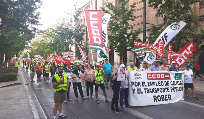 Manifestación de trabajadores de Alsa por las calles de Granada.