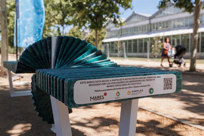 El primer banco realizado con plásticos de fondos marinos, en la Casa del Reloj, a 7 de junio de 2022, en Madrid (España)