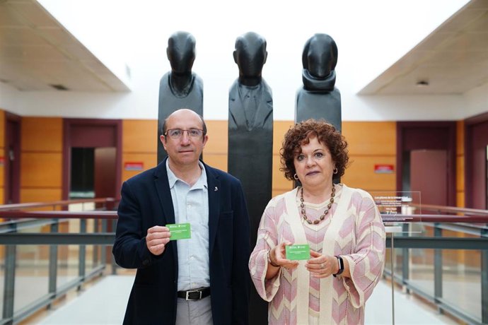 El director general de Infraestructuras del Gobierno de la Rioja, Vicente Urquía, y la vicerrectora de Estudiantes y Extensión Universitaria de la Universidad de La Rioja (UR), María Ángeles Martínez Calvo