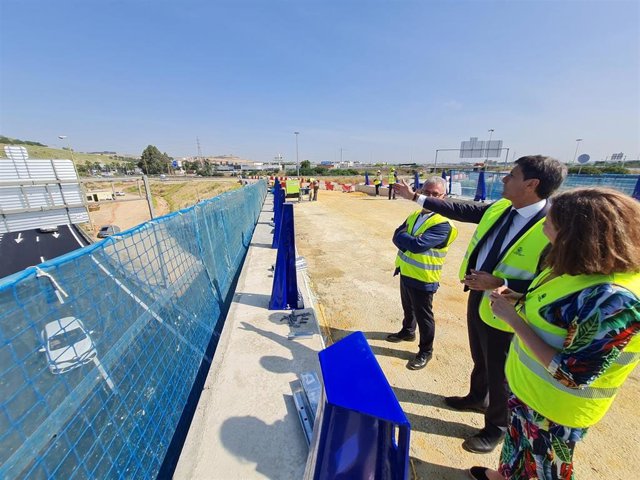 El delegado del Gobierno en Andalucía, Pedro Fernández, en su visita a las obras en el enlace de la Pañoleta, en Camas.