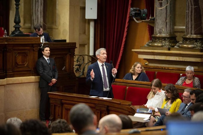 El conseller de Educación de la Generalitat, Josep Gonzlez-Cambray, en el pleno del Parlament el 8 de junio.