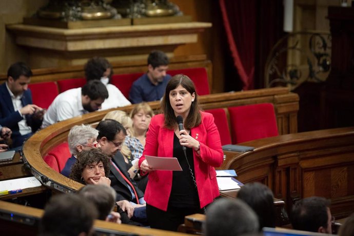 La consellera de Universidades de la Generalitat, Gemma Geis, en la sesión de control al Govern en el pleno del Parlament