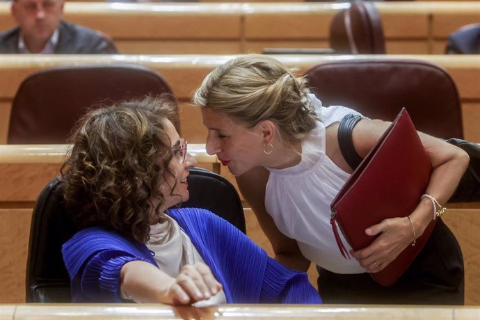 La vicepresidenta segunda del Gobierno y ministra de Trabajo, Yolanda Díaz, y la ministra de Hacienda y Función Pública, María Jesús Montero, conversan en una sesión plenaria en el Senado, a 7 de junio de 2022, en Madrid (España). 