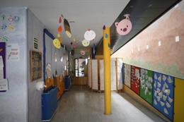 Archivo - Carteles y dibujos colgados en las paredes de la Escuela Infantil Gloria Fuertes, el día de su reapertura tras el parón por el coronavirus en Arganda del Rey, Madrid (España), a 1 de julio. 