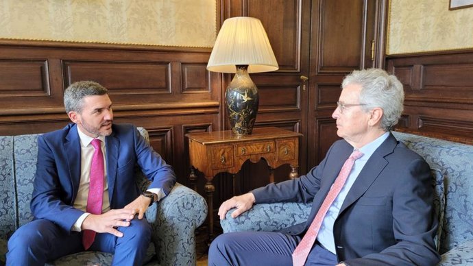 Imagen de la entrevista mantenida por el consejero Antonio Luengo con el embajador de España en el Reino Unido, José Pascual Marco
