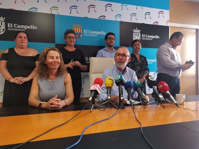 Los concejales del PP en El Campello, junto al alcalde, Juanjo Berenguer, en la rueda de prensa