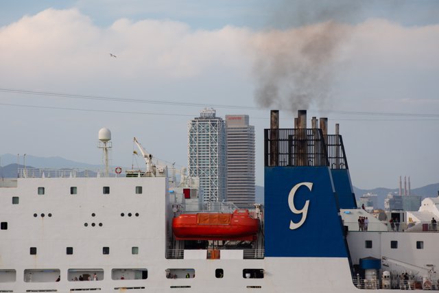 Un crucero en la terminal de cruceros del Puerto de Barcelona, visto desde el Puente de la Puerta de Europa, a 30 de mayo de 2022, en Barcelona, Cataluña (España).