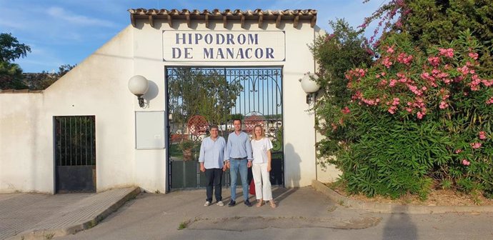 Archivo - El portavoz del PP en el Consell de Mallorca, Lloren Galmés, junto a la portavoz 'popular' en el Ayuntamiento de Manacor, Maria Antnia Sansó, y el conseller Pedro Rosselló, frente al hipódromo de Manacor.