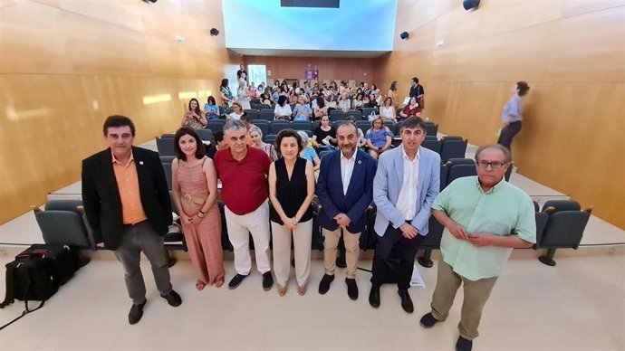 La consellera de Asuntos Sociales y Deportes, Fina Santiago, en la inauguración de la Escuela de Primavera de Servicios Sociales.