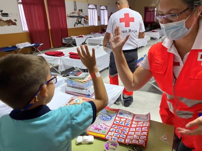 Paradores dona más de 31.000 euros a Cruz Roja Española para apoyar a niños afectados por el volcán de La Palma.