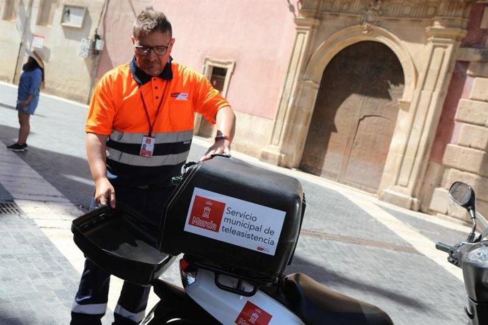 Un operario del servicio de teleasistencia del Ayuntamiento de Murcia
