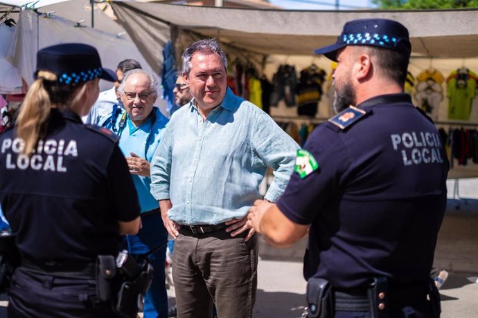 El candidato del PSOE-A a la Presidencia de la Junta, Juan Espadas, en Baza (Granada) durante la campaña electoral del 19J.