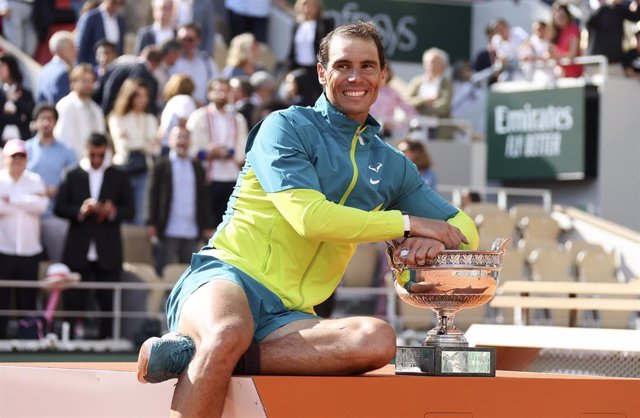 El tenista español Rafa Nadal con el trofeo de Roland Garros 2022