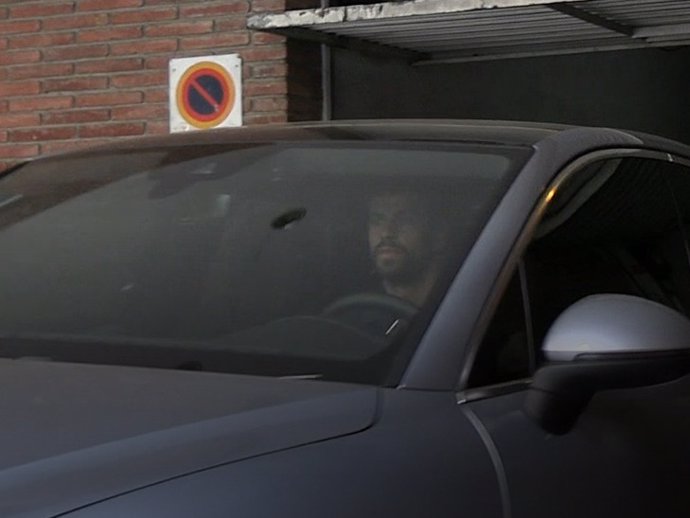 Gerard Piqué, saliendo en coche de la casa en la que se ha instalado tras su separación de Shakira