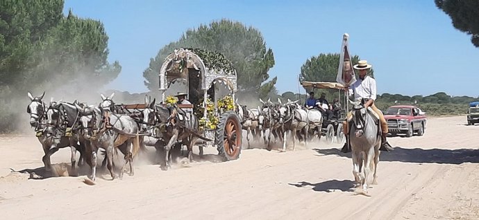 Una de las hermandades del Rocío en su camino de vuelta.