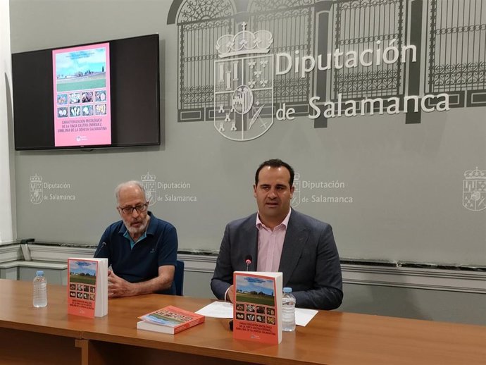 El coautor del libro, Ignacio Santa-Regina (i), y el diputado provincial David Mingo (d).