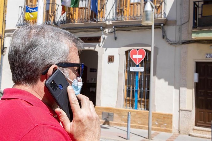 Un vecino de la localidad utiliza un dispositivo móvil.