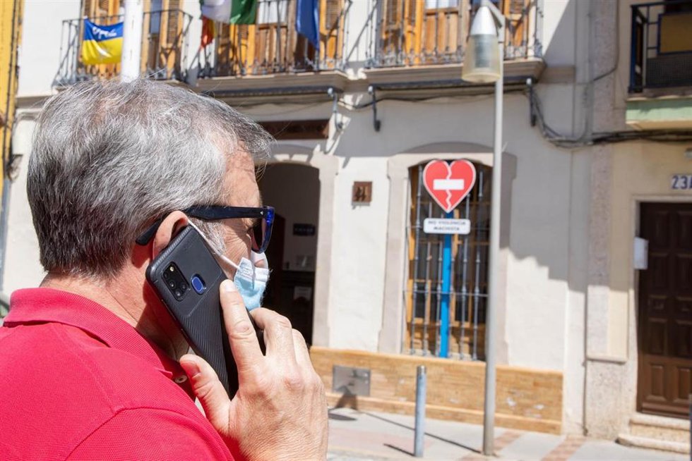 Un vecino de la localidad utiliza un dispositivo móvil.