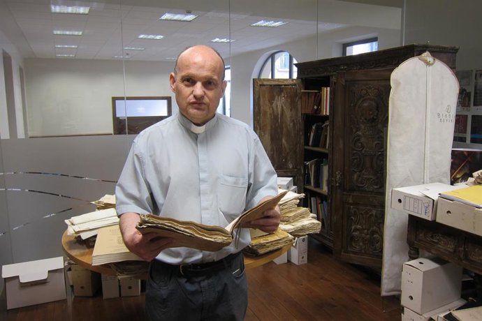 El director del archivo diocesano de Zaragoza, Juan Ramón Royo, en su despacho.