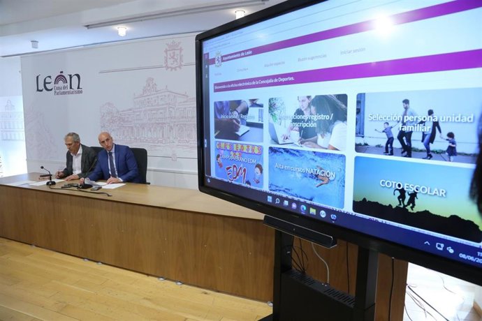 El alcalde de León, José Antonio Diez, -a la derecha- acompañado por el concejal de Régimen Interior, Movilidad, Deportes y Servicio de Comercio, Vicente Canuria, presenta la nueva página municipal.