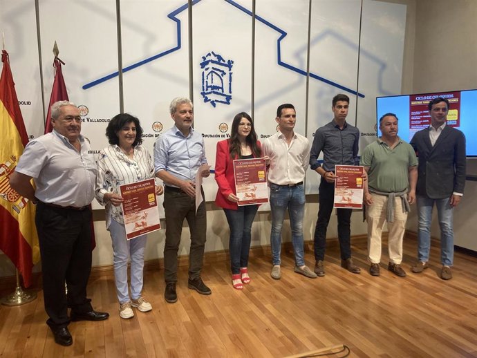 César Mata (3 d) y Gema Gómez, junto a representantes del mundo del toro de Valladolid, en la presentación de los coloquios.