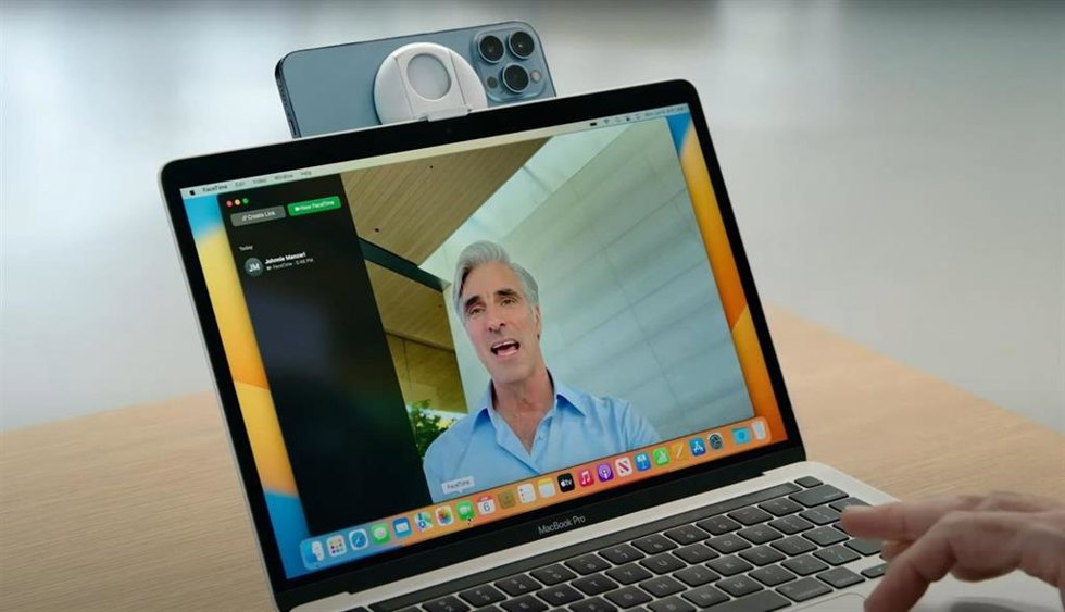 El vicepresidente sénior de ingeniería de 'software' de Apple, Craig Federighi, mostrando la función de Cámara de continuidad en la WWDC 2022