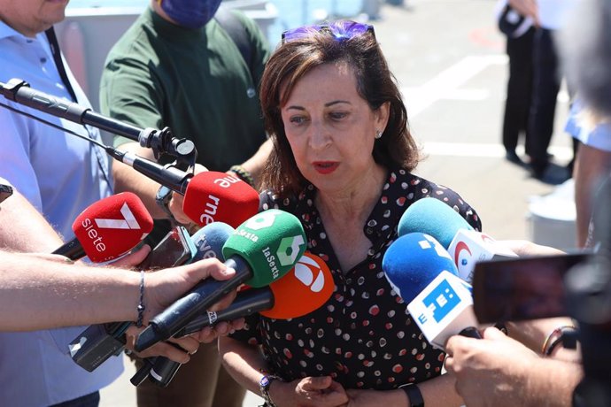 La ministra de Defensa, Margarita Robles, atiende a los medios de comunicación durante su visita a Rota.