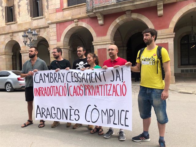 Representantes de 'Pública i en català' en la protesta ante el Parlament, a 8 de junio de 2022.