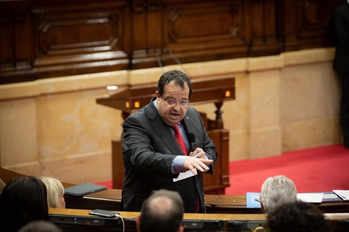 El conseller de Interior de la Generalitat, Joan Ignasi Elena, en el pleno del Parlament el 8 de junio.