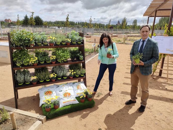 El alcalde de Salamanca, Carlos García Carbayo (d), este miércoles en la ciudad junto a la concejal de Medio Ambiente, Miryam Rodríguez, en la presentación de nuevos huertos urbanos.