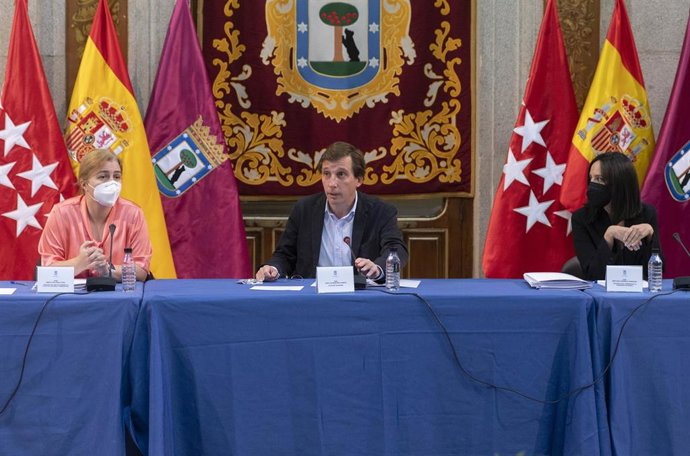 Archivo -  La delegada del Área de gobierno de Portavoz, Seguridad y Emergencias, Inmaculada Sanz; el alcalde de Madrid, José Luis Martínez-Almeida; y la delegada del Gobierno, Mercedes González, en una reunión de la Junta Local de Seguridad. Archivo.