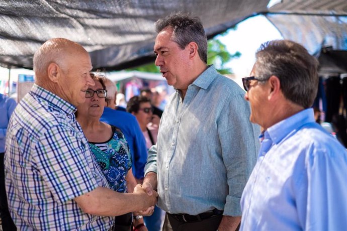El candidato del PSOE-A a la Junta, Juan Espadas, en una visita a Baza (Granada).