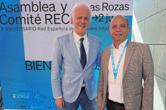 El presidente de la Red de Ciudades Inteligentes y alcalde de Logroño, Pablo Hermoso de Mendoza,  y el diputado cacereño de Provincia Digital, Santos Jorna