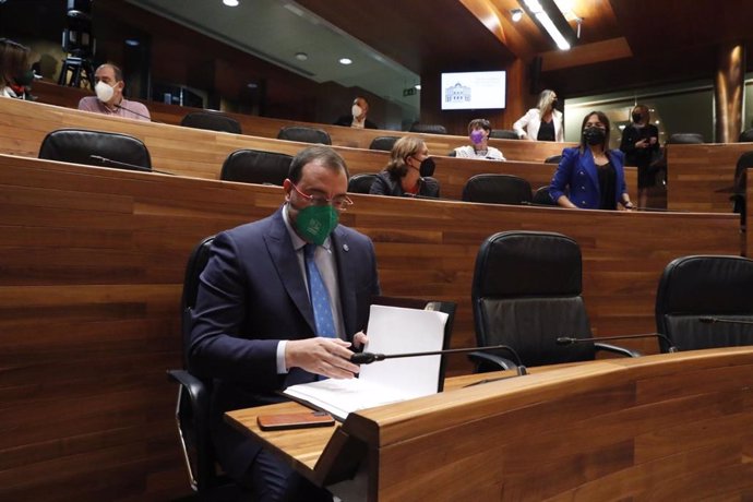 Archivo - El presidente Adrián Barbón en el Parlamento asturiano.