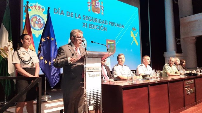 El subdelegado del Gobierno en Sevilla, Carlos Toscano, en la clausura de las XI Jornadas de la Seguridad Privada organizadas en la Fundación Cajasol.