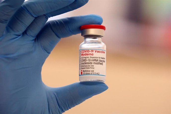 Archivo - FILED - 21 November 2021, Thuringia, Gera: A medical worker holds a vial of the Moderna vaccine.