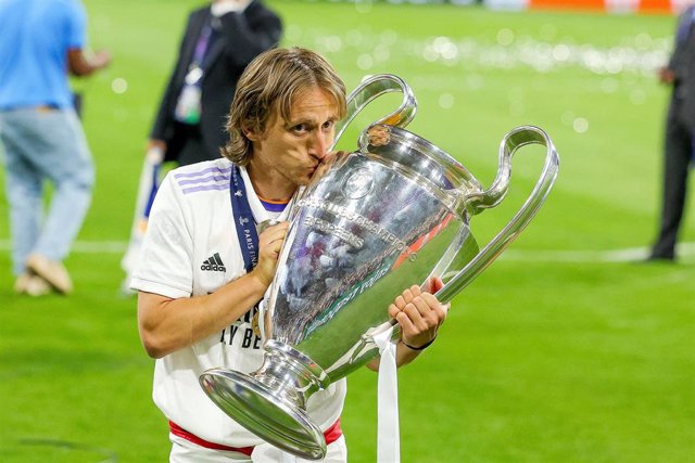 El jugador del Real Madrid Luka Modric posa con el trofeo de la Liga de Campeones cosechada por el equipo blanco en la final de 2022 ante el Liverpool.