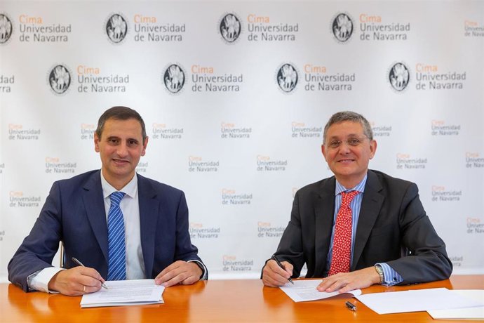 Javier Cortajarena y José Andrés Gómez, durante la firma del convenio