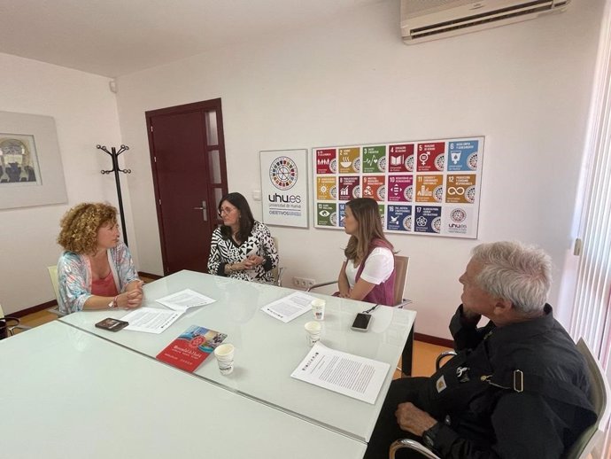 Encuentro entre la candidata del PSOE por Huelva a las eleccionez andaluzas, María Márquez, y la rectora de la UHU, María Antonia Peña.