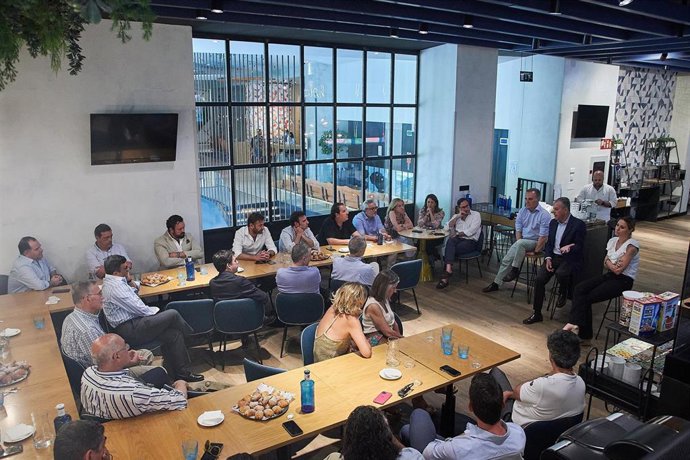 Sanz con un grupo de emprendedores