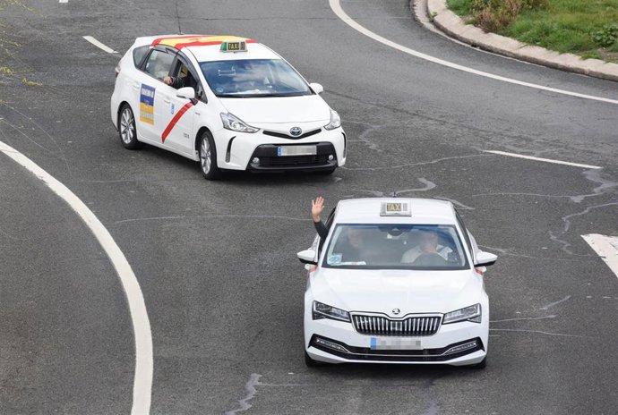 Archivo - Dos taxis se dirigen hasta la frontera con Ucrania para dejar material humanitario y donde también recogerán a refugiados.